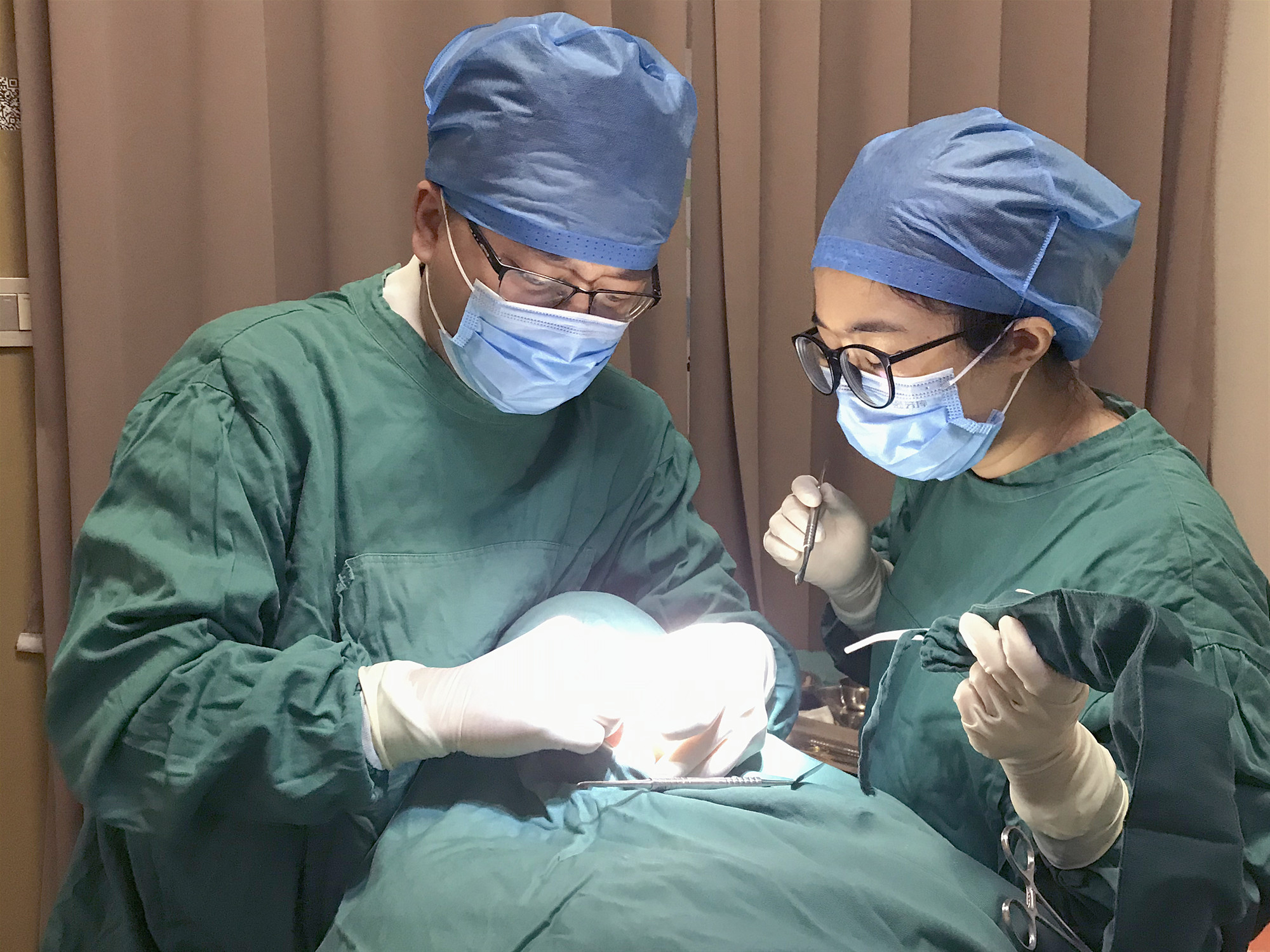 陳培章醫師為顧客進行去全口種植牙手術